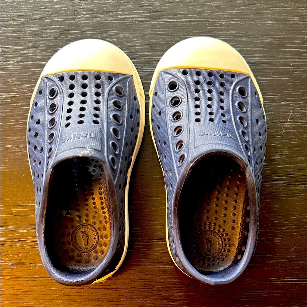 Native Jefferson child shoes in “regatta” (navy & white)